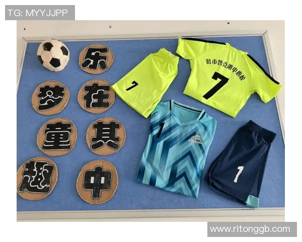 足球明星亲自送出足球手套与观众互动传递热爱与激情 足球明星亲自送出足球手套与观众互动传递热爱与激情